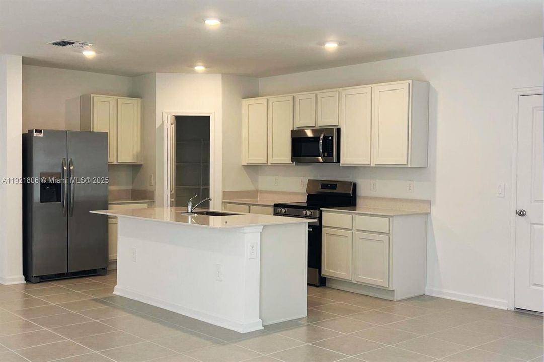 For Rent: $2,050 (4 beds, 2 baths, 1880 Square Feet)