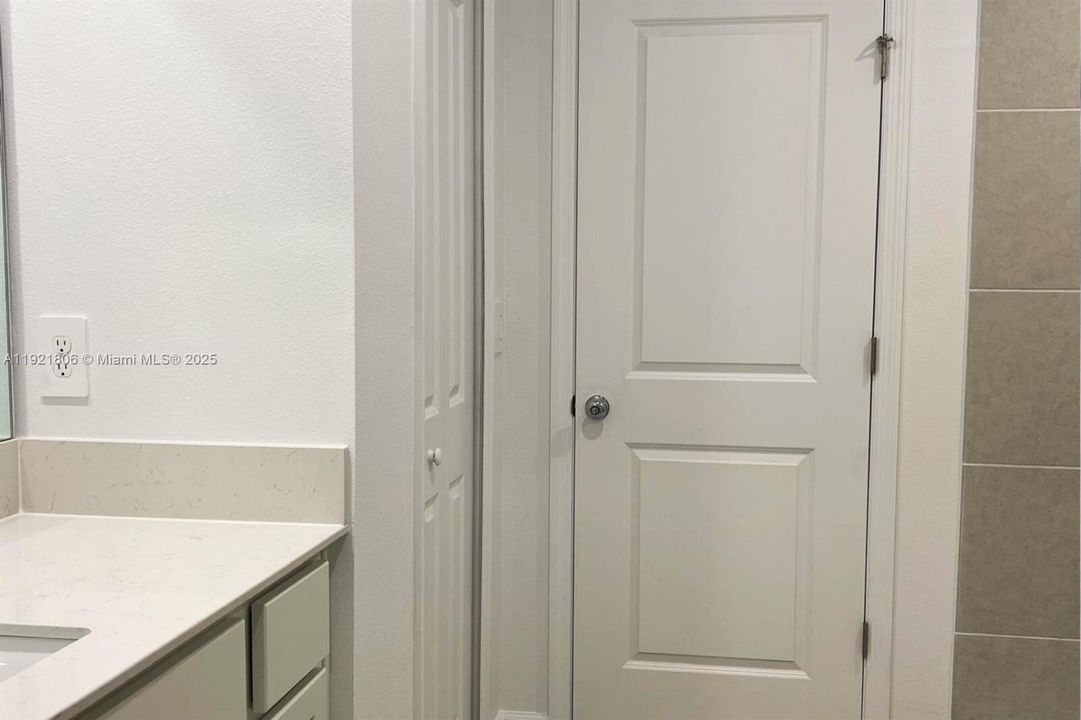 For Rent: $2,050 (4 beds, 2 baths, 1880 Square Feet)