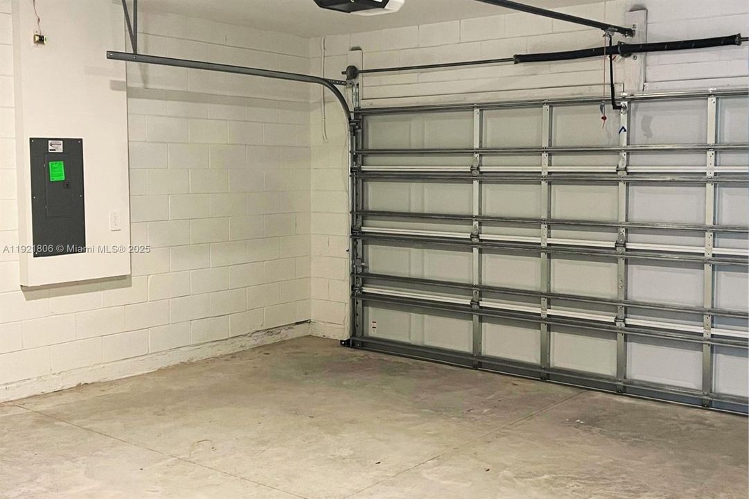 For Rent: $2,050 (4 beds, 2 baths, 1880 Square Feet)