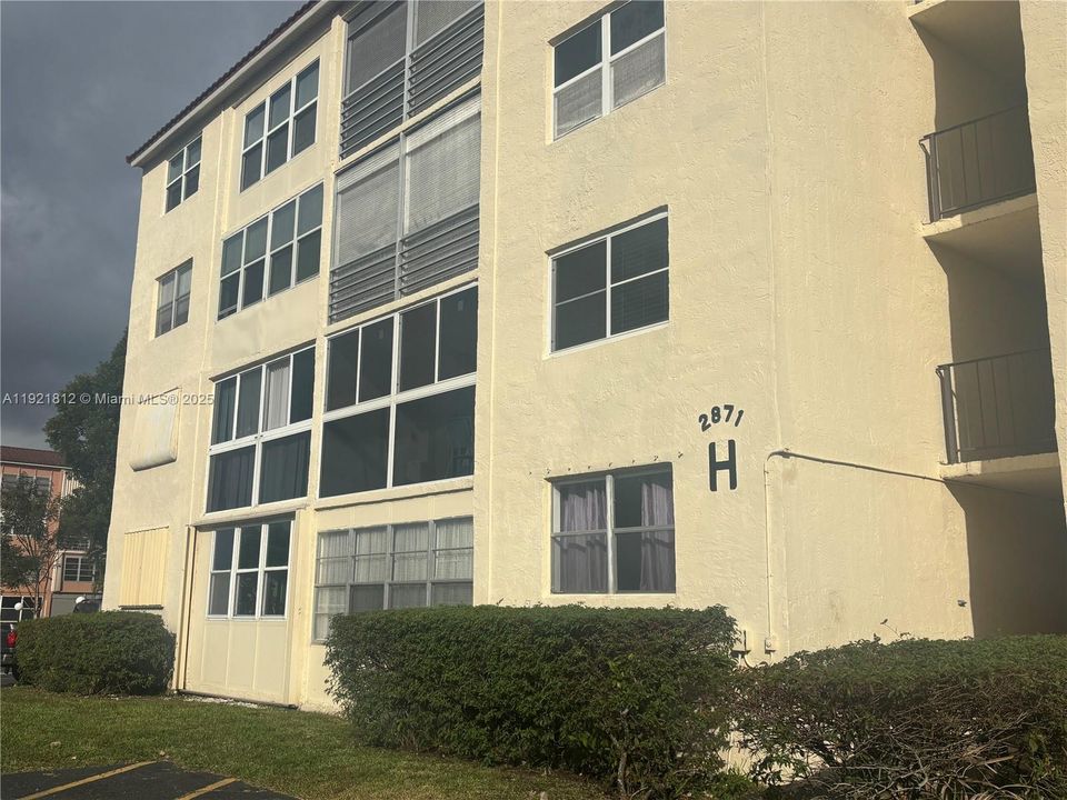 For Sale: $125,000 (2 beds, 2 baths, 865 Square Feet)