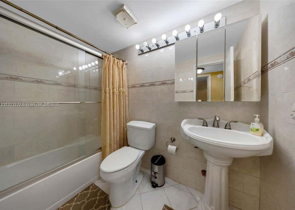 For Sale: $125,000 (2 beds, 2 baths, 865 Square Feet)