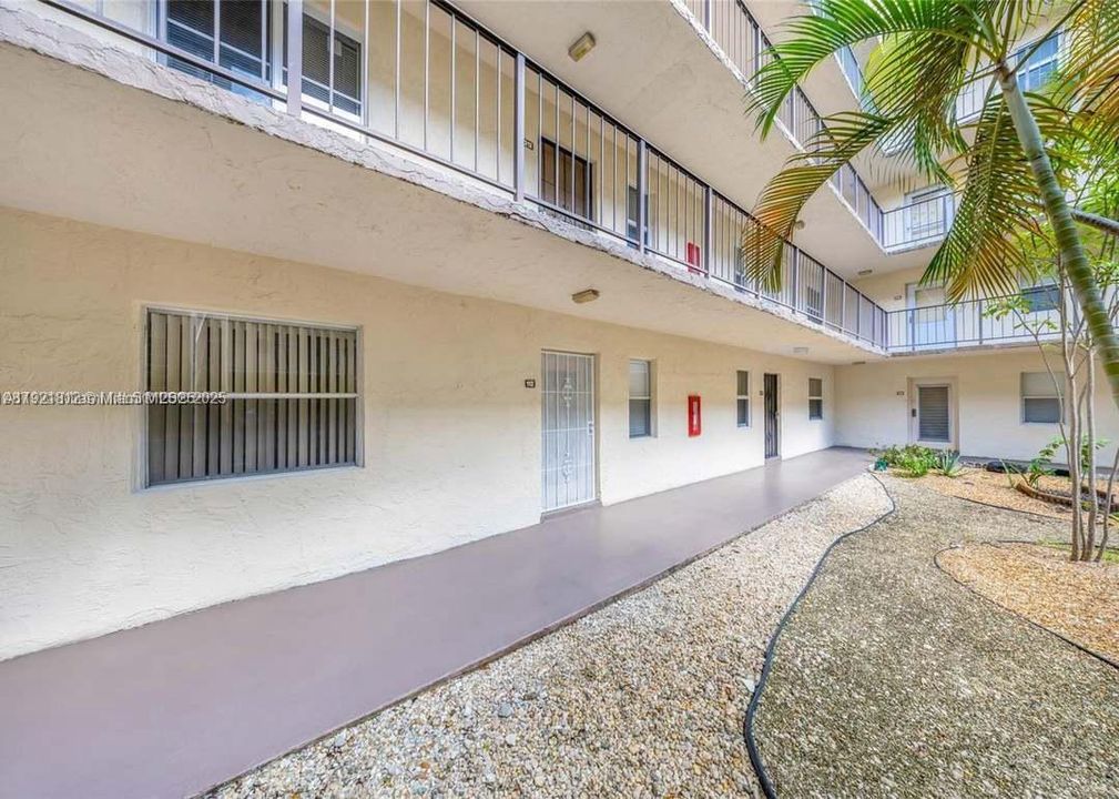 For Sale: $125,000 (2 beds, 2 baths, 865 Square Feet)