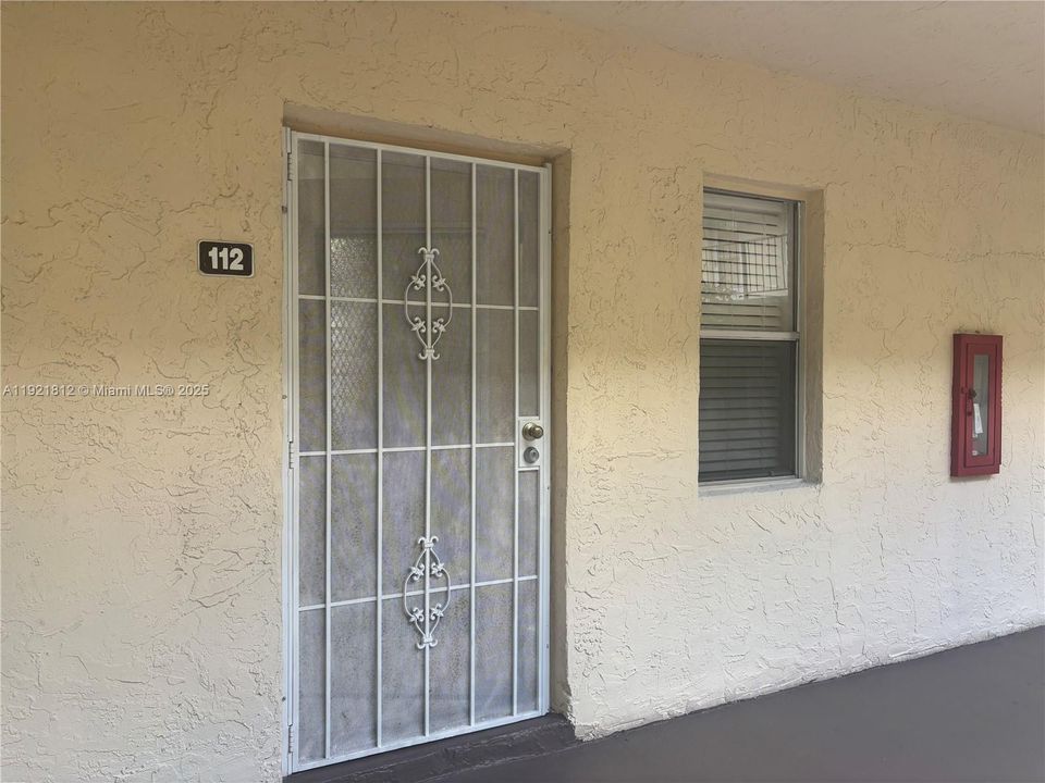 For Sale: $125,000 (2 beds, 2 baths, 865 Square Feet)