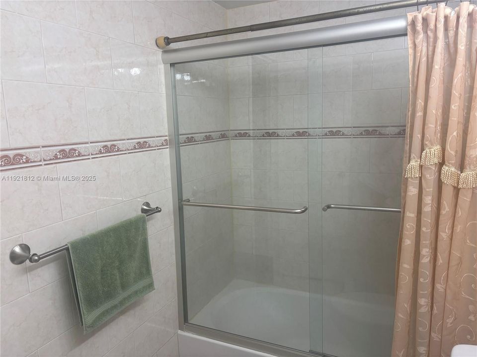 For Sale: $125,000 (2 beds, 2 baths, 865 Square Feet)