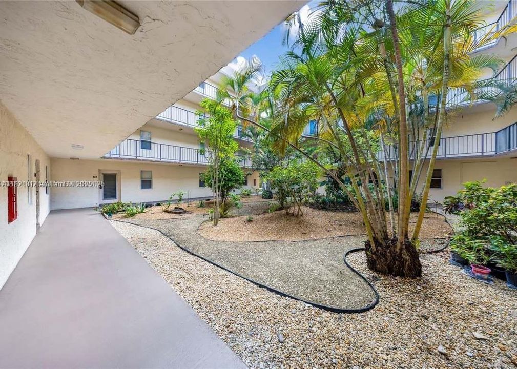 For Sale: $125,000 (2 beds, 2 baths, 865 Square Feet)