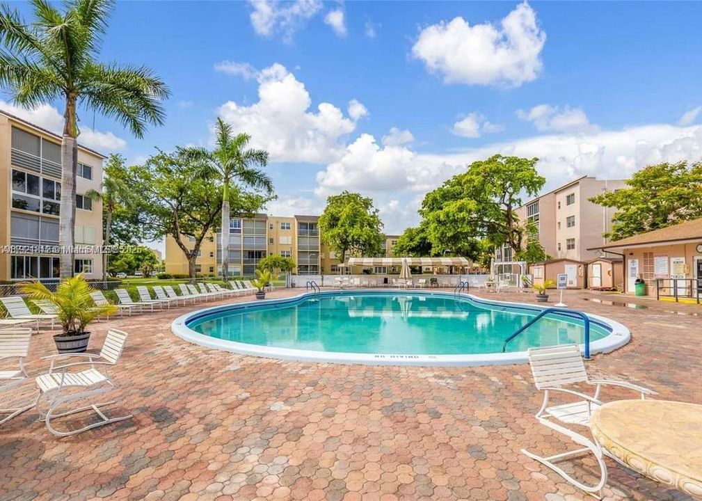 For Sale: $125,000 (2 beds, 2 baths, 865 Square Feet)