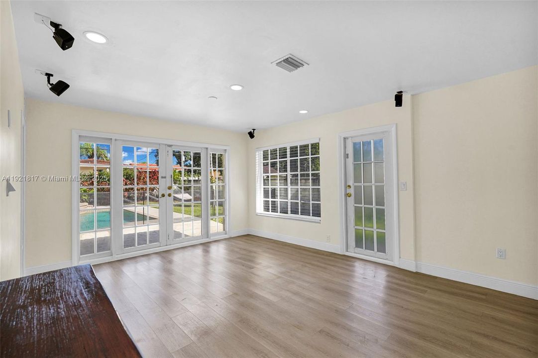 待售: $975,000 (3 贝兹, 2 浴室, 1468 平方英尺)