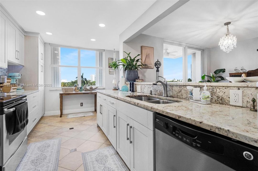 На продажу: $374,900 (2 спален, 2 ванн, 1434 Квадратных фут)