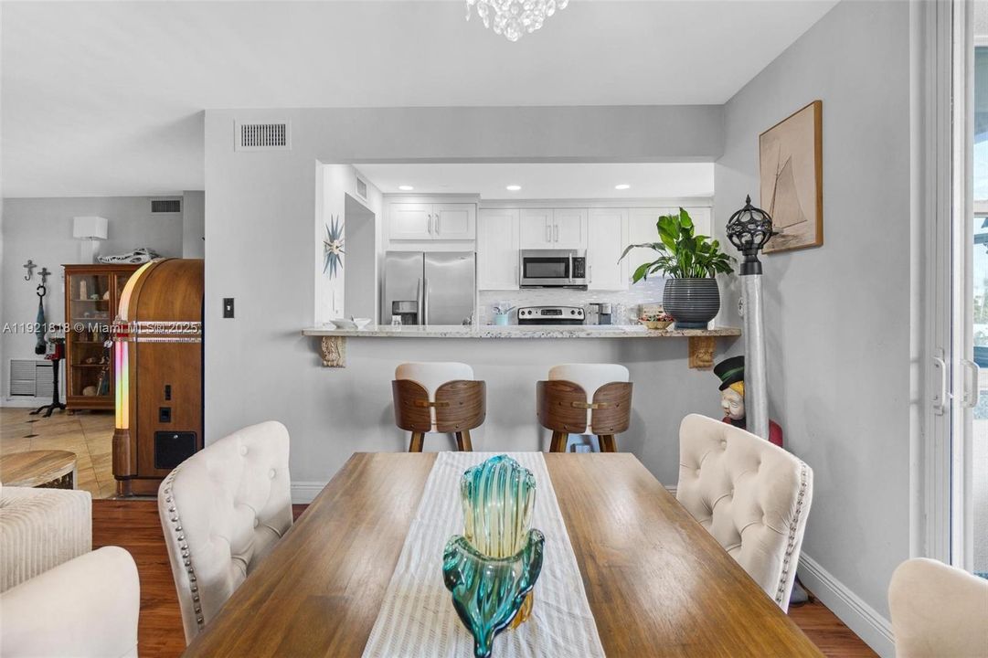 На продажу: $374,900 (2 спален, 2 ванн, 1434 Квадратных фут)