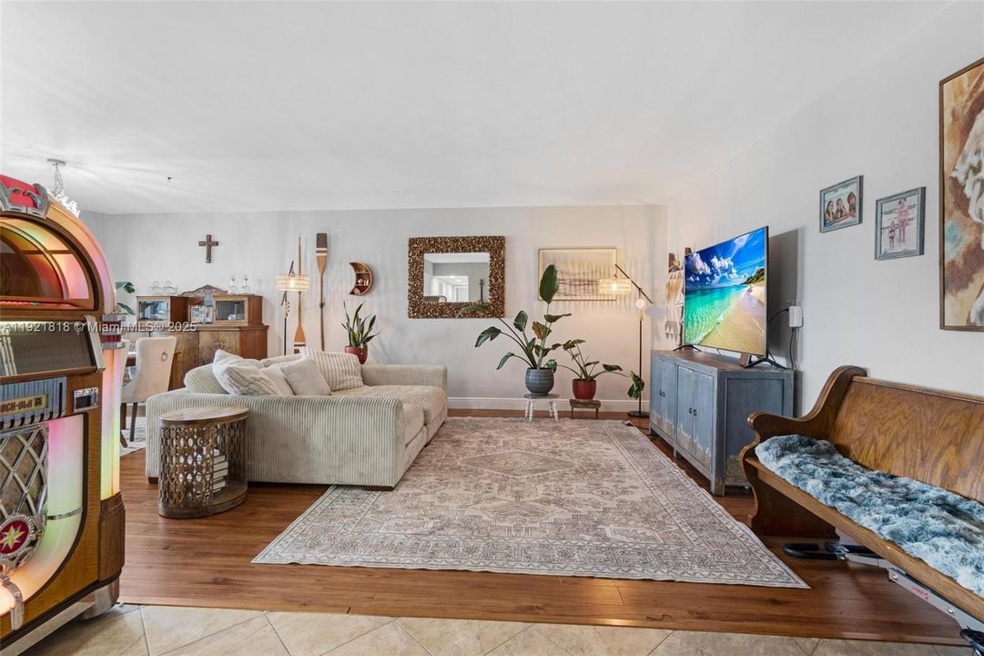 На продажу: $374,900 (2 спален, 2 ванн, 1434 Квадратных фут)