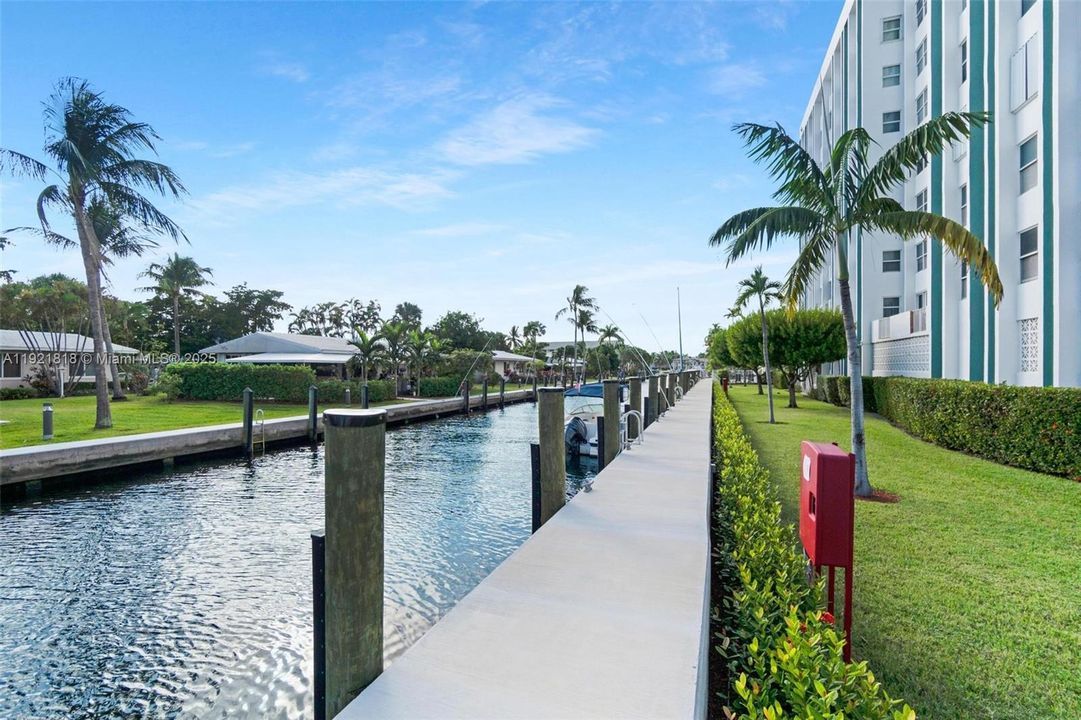 На продажу: $374,900 (2 спален, 2 ванн, 1434 Квадратных фут)