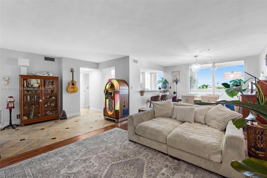 На продажу: $374,900 (2 спален, 2 ванн, 1434 Квадратных фут)