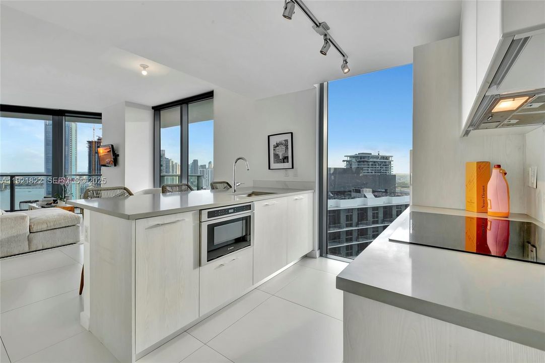 待售: $789,000 (2 贝兹, 2 浴室, 1084 平方英尺)