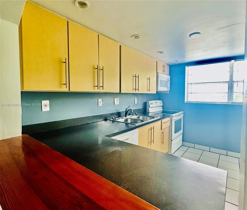 For Rent: $1,995 (2 beds, 1 baths, 750 Square Feet)