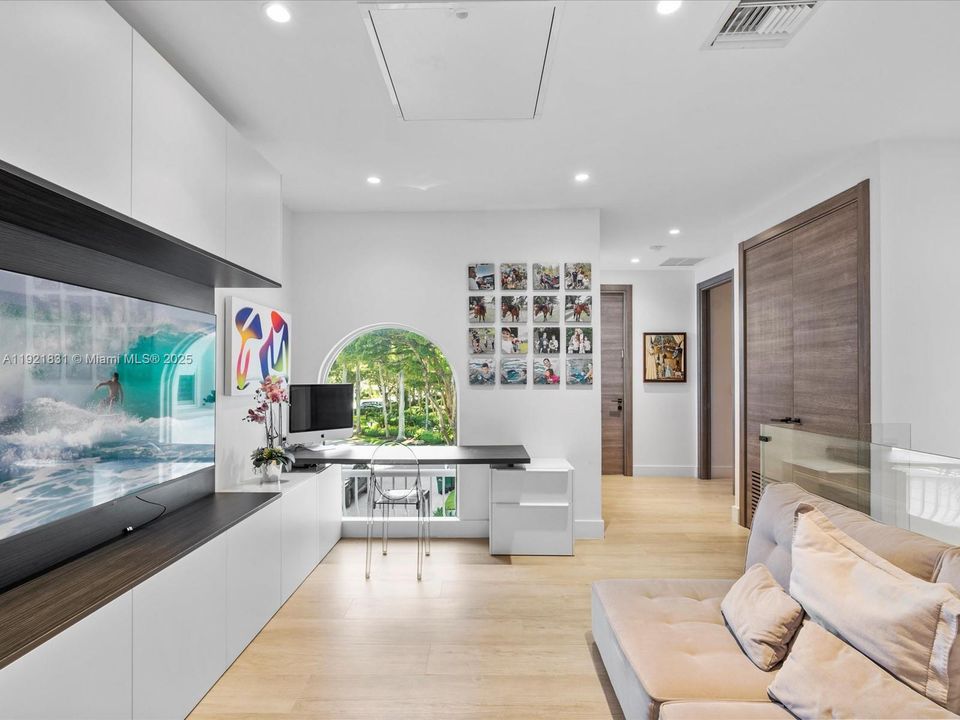 出租: $15,000 (4 贝兹, 4 浴室, 3200 平方英尺)