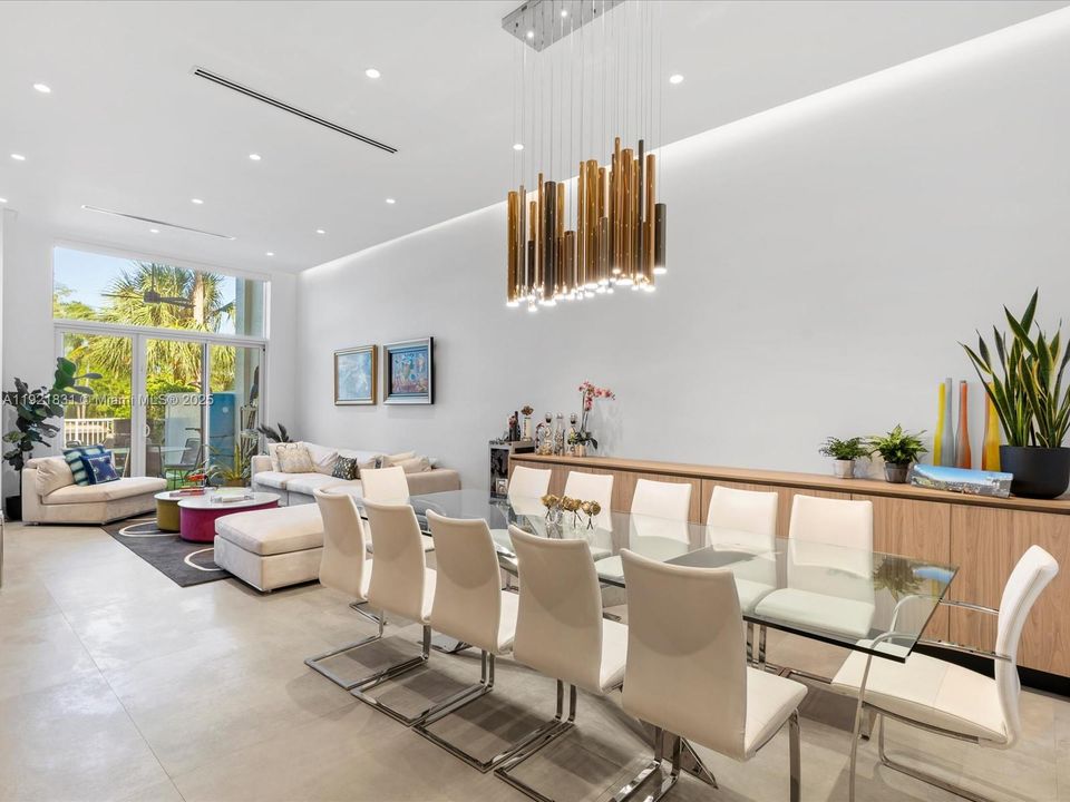 出租: $15,000 (4 贝兹, 4 浴室, 3200 平方英尺)