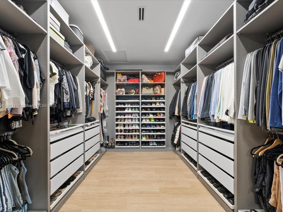 出租: $15,000 (4 贝兹, 4 浴室, 3200 平方英尺)