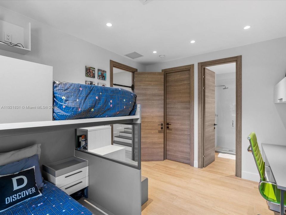 出租: $15,000 (4 贝兹, 4 浴室, 3200 平方英尺)