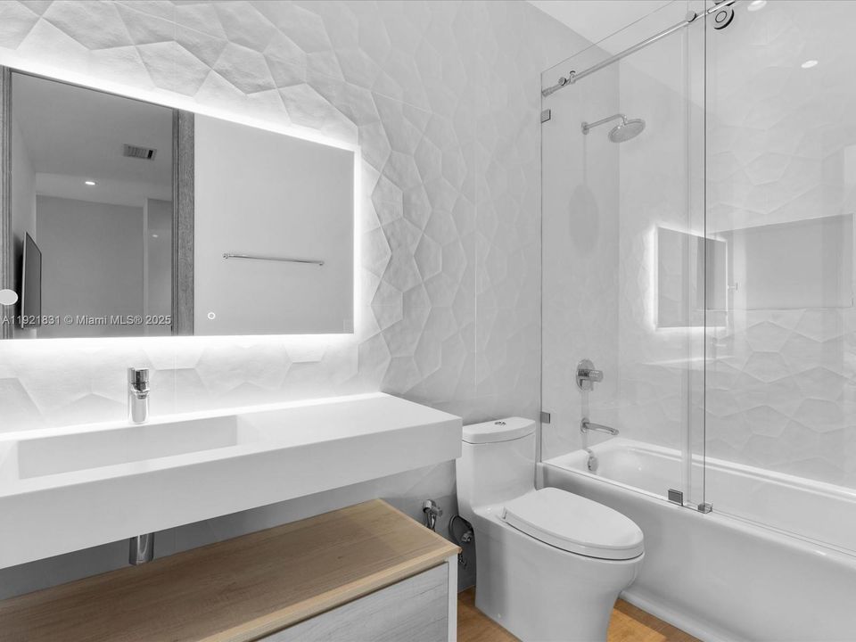 出租: $15,000 (4 贝兹, 4 浴室, 3200 平方英尺)