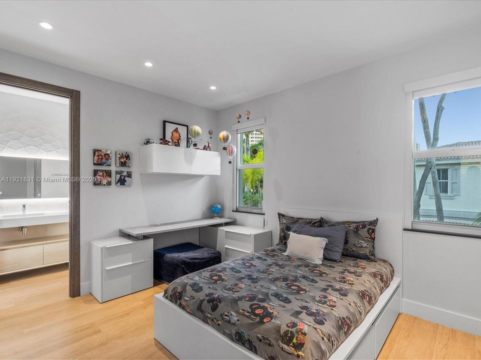 出租: $15,000 (4 贝兹, 4 浴室, 3200 平方英尺)