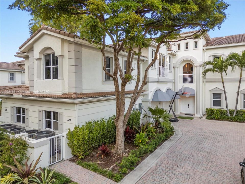 出租: $15,000 (4 贝兹, 4 浴室, 3200 平方英尺)