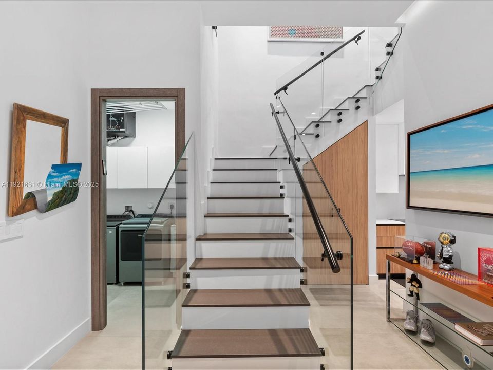 出租: $15,000 (4 贝兹, 4 浴室, 3200 平方英尺)