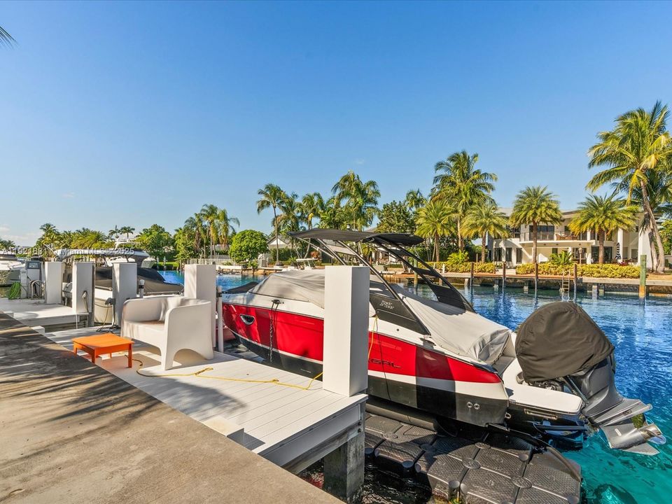 出租: $15,000 (4 贝兹, 4 浴室, 3200 平方英尺)