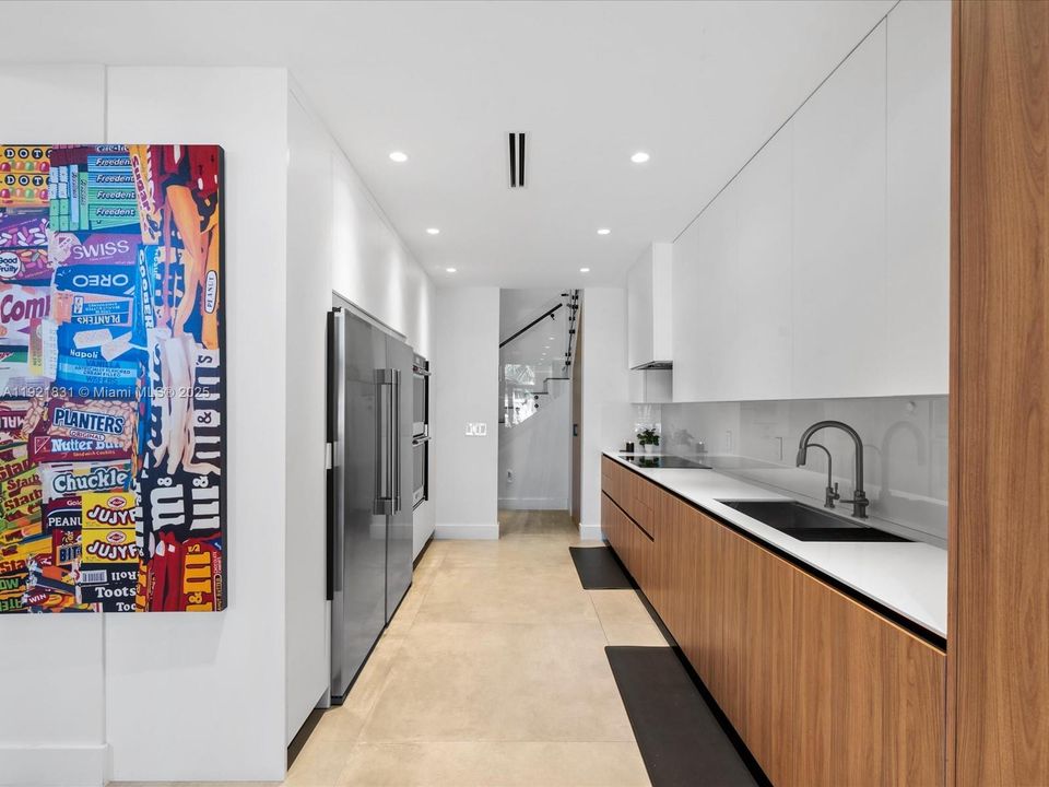 出租: $15,000 (4 贝兹, 4 浴室, 3200 平方英尺)