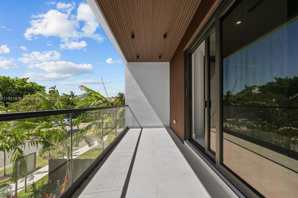 For Sale: $3,195,000 (4 beds, 4 baths, 3804 Square Feet)