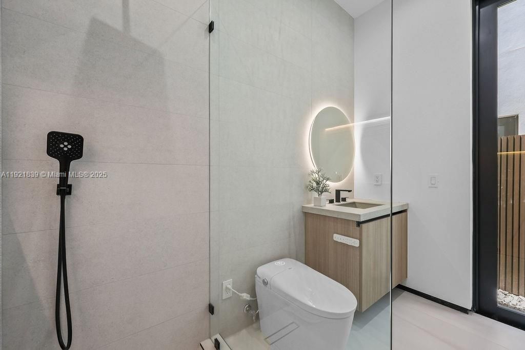 For Sale: $3,195,000 (4 beds, 4 baths, 3804 Square Feet)