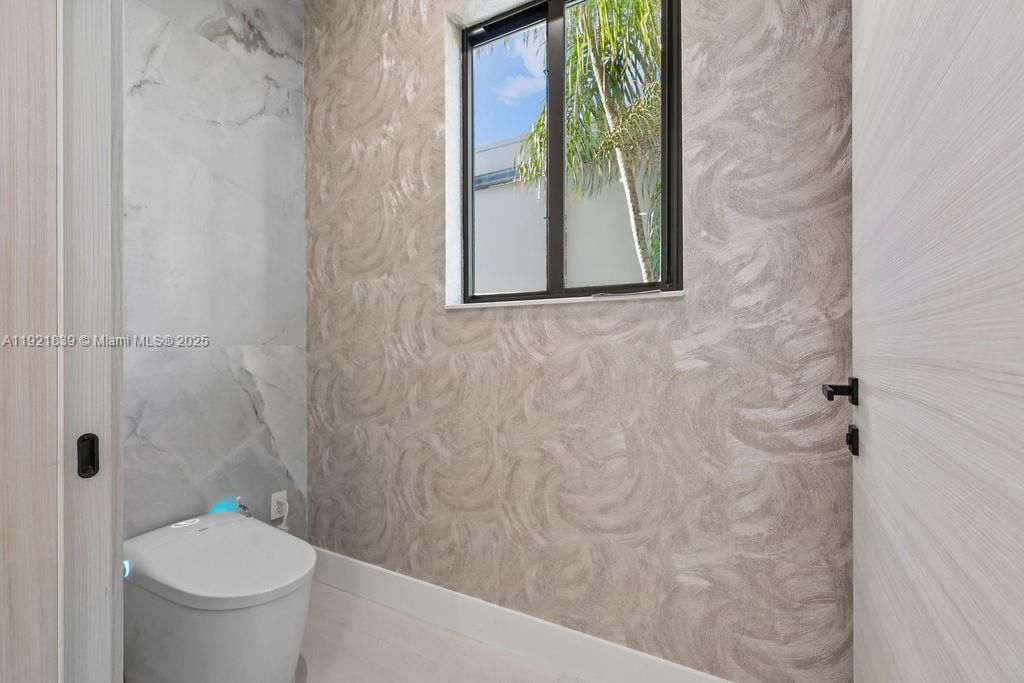 For Sale: $3,195,000 (4 beds, 4 baths, 3804 Square Feet)