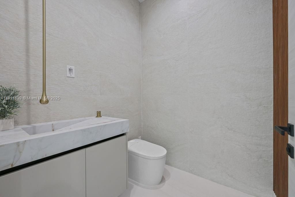 For Sale: $3,195,000 (4 beds, 4 baths, 3804 Square Feet)