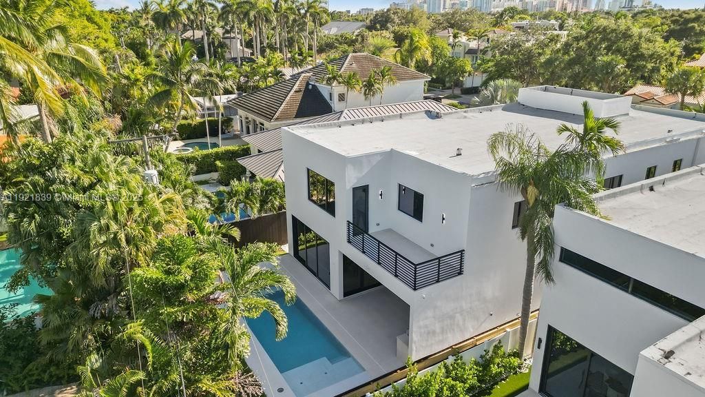 For Sale: $3,195,000 (4 beds, 4 baths, 3804 Square Feet)