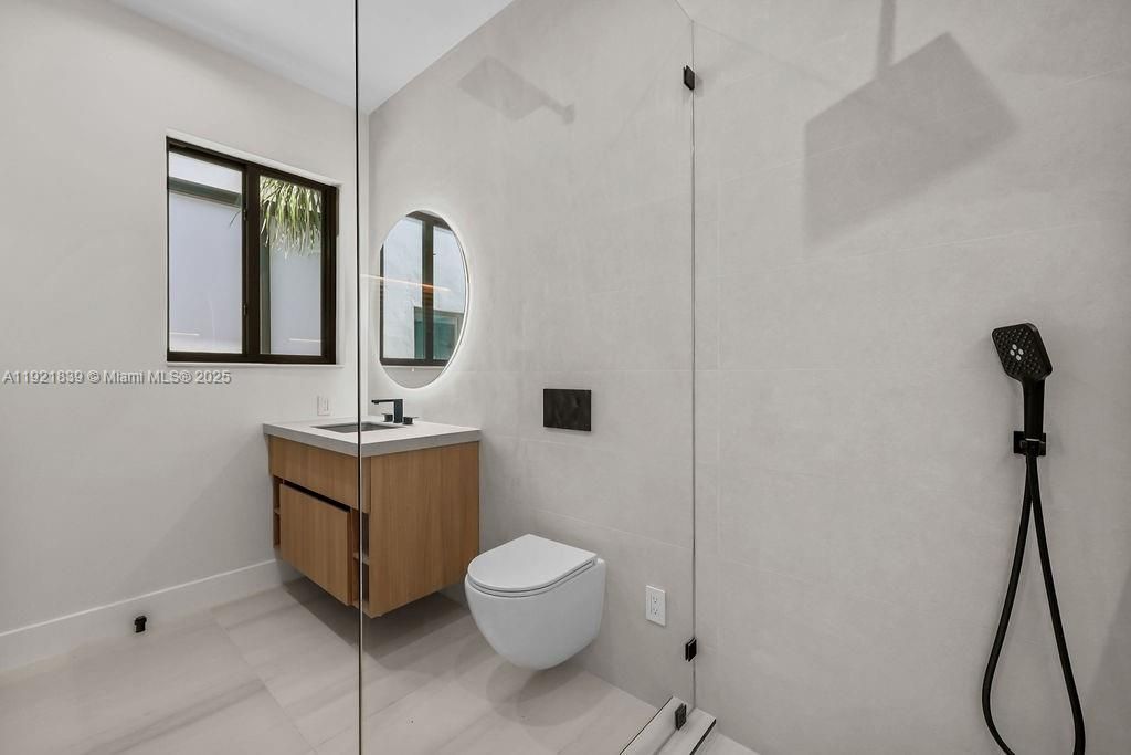 For Sale: $3,195,000 (4 beds, 4 baths, 3804 Square Feet)