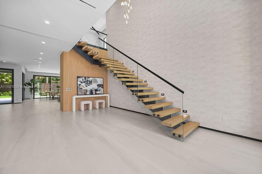 For Sale: $3,195,000 (4 beds, 4 baths, 3804 Square Feet)