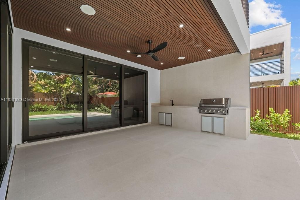 For Sale: $3,195,000 (4 beds, 4 baths, 3804 Square Feet)