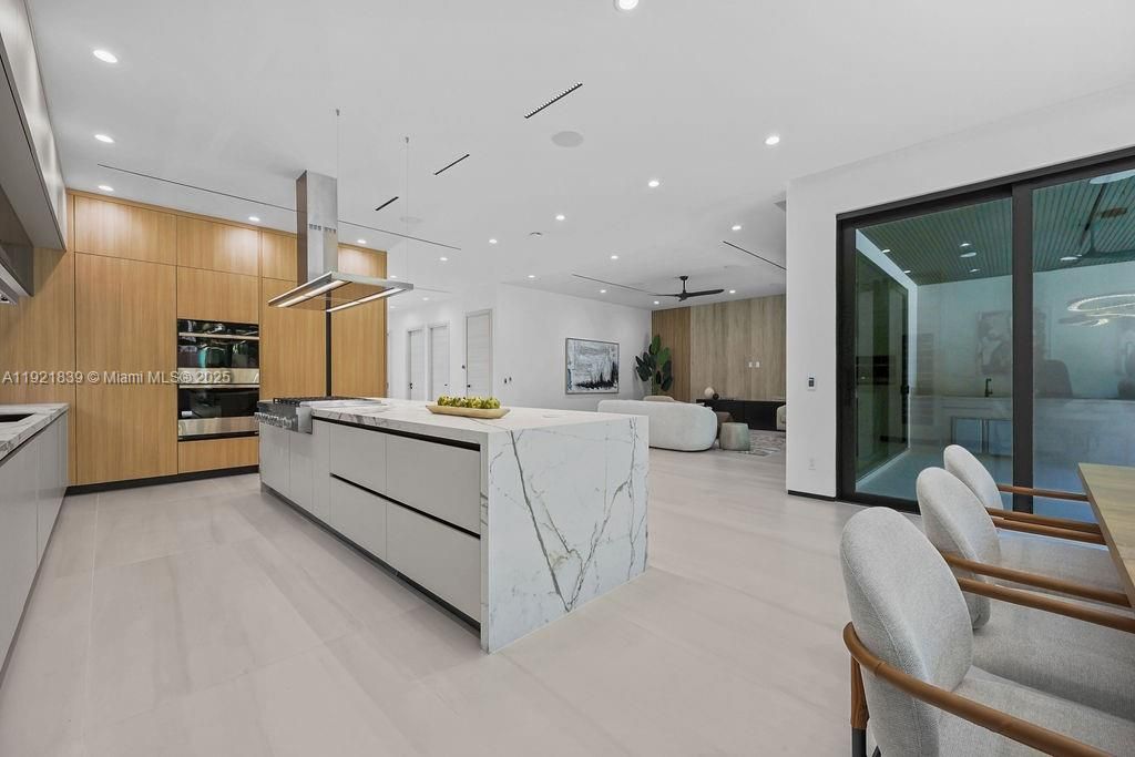 For Sale: $3,195,000 (4 beds, 4 baths, 3804 Square Feet)