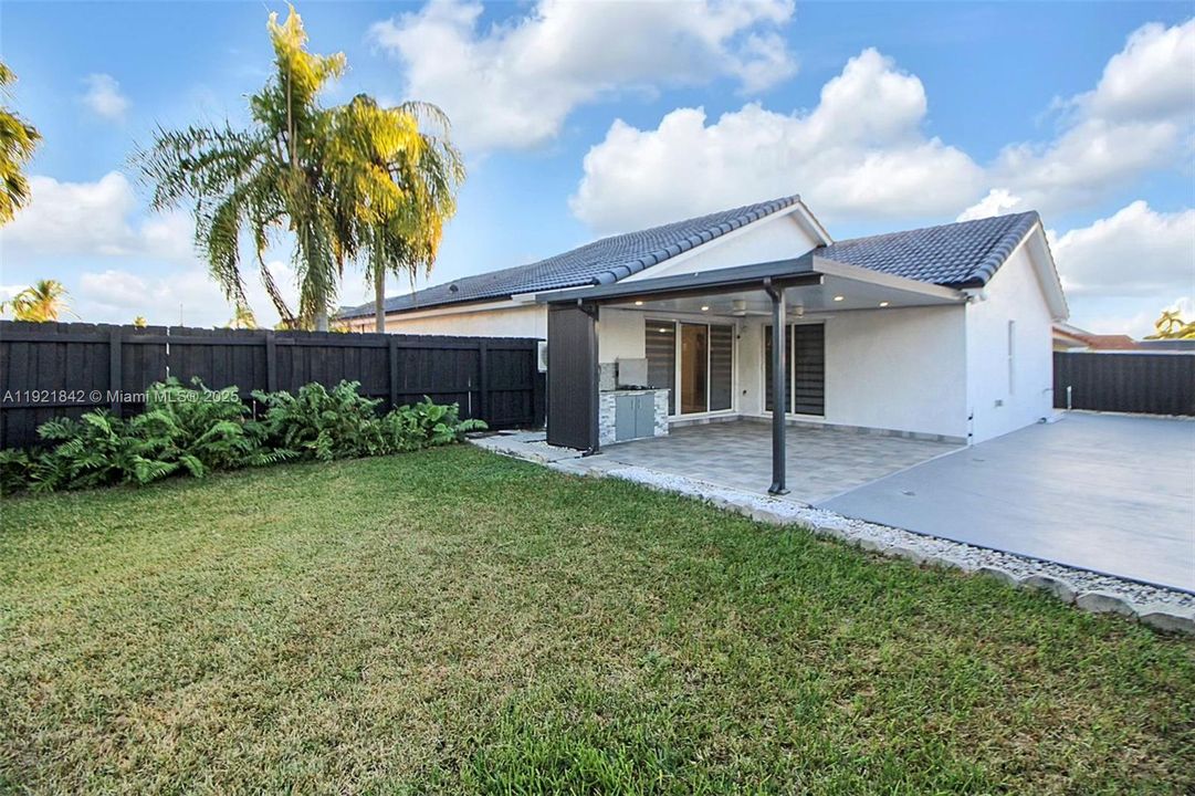 Enough Room por a Pool.