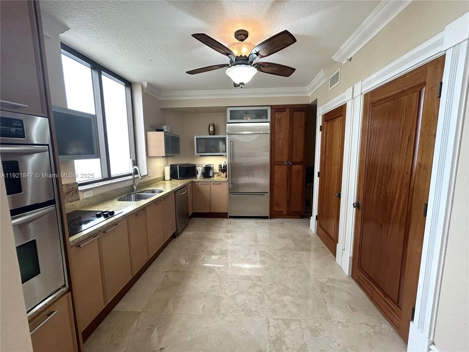 For Rent: $4,350 (1 beds, 1 baths, 1798 Square Feet)
