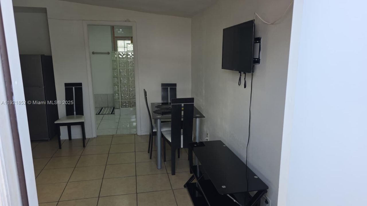 For Rent: $1,100 (1 beds, 1 baths, 1674 Square Feet)