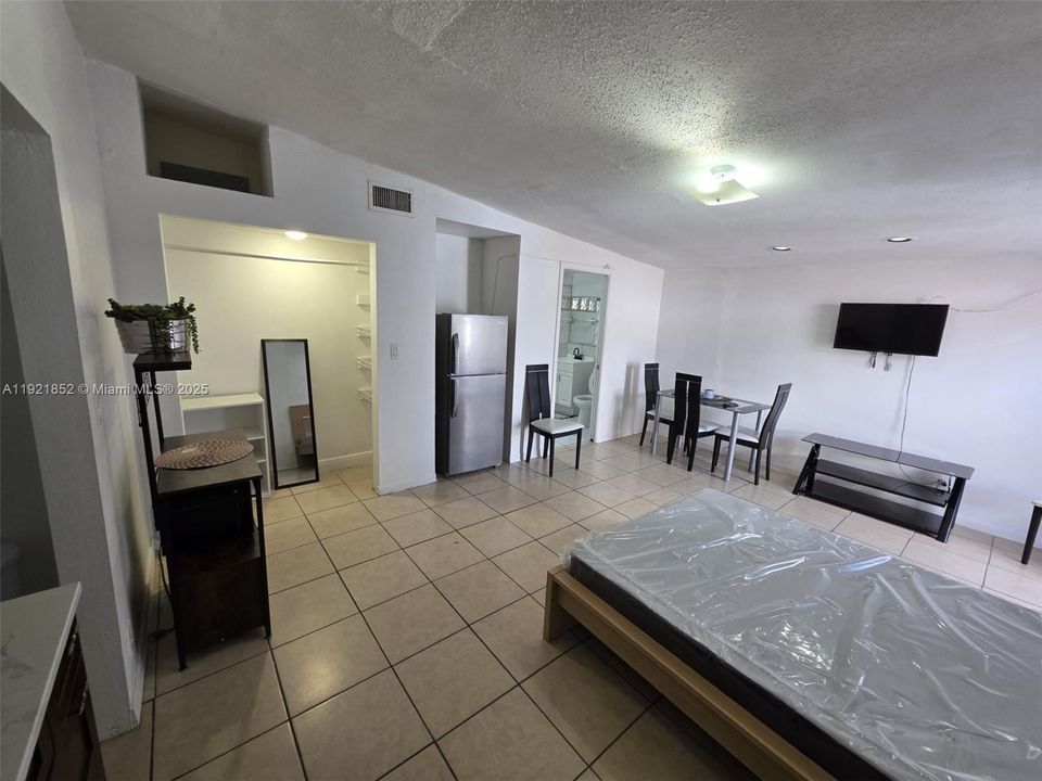 For Rent: $1,100 (1 beds, 1 baths, 1674 Square Feet)