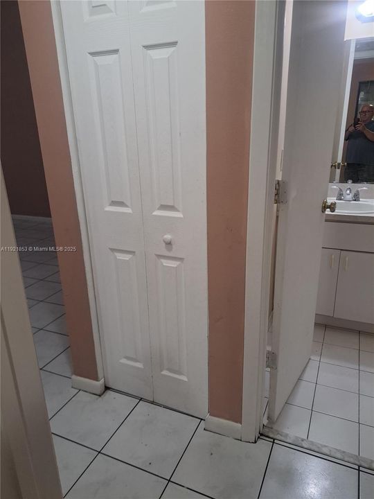 For Sale: $240,000 (3 beds, 2 baths, 964 Square Feet)