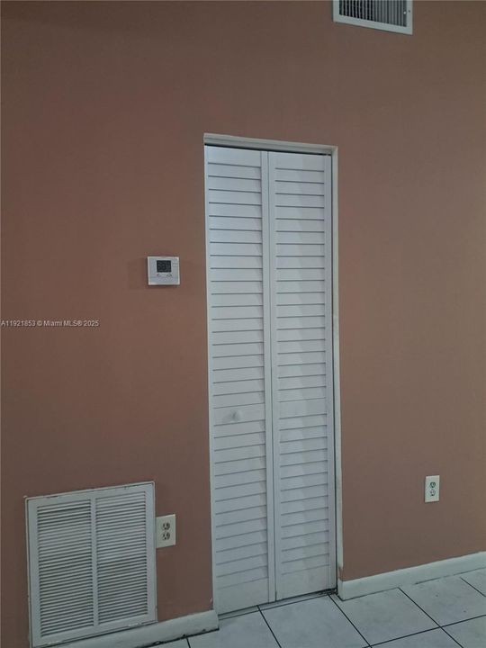 For Sale: $240,000 (3 beds, 2 baths, 964 Square Feet)