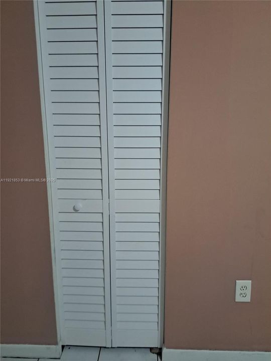 For Sale: $240,000 (3 beds, 2 baths, 964 Square Feet)