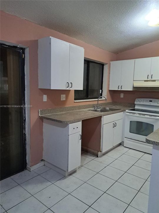 For Sale: $240,000 (3 beds, 2 baths, 964 Square Feet)