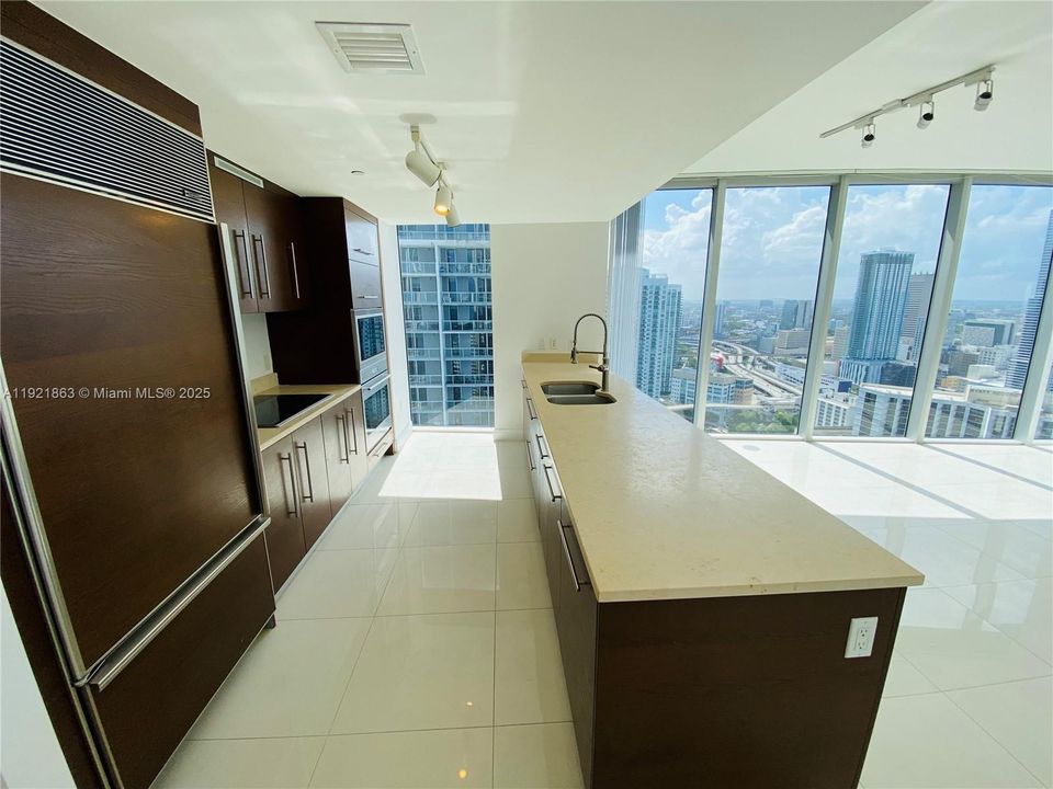 For Sale: $890,000 (2 beds, 2 baths, 1168 Square Feet)