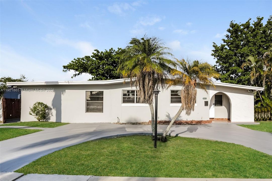 En Renta: $4,110 (4 camas, 2 baños, 1717 Pies cuadrados)