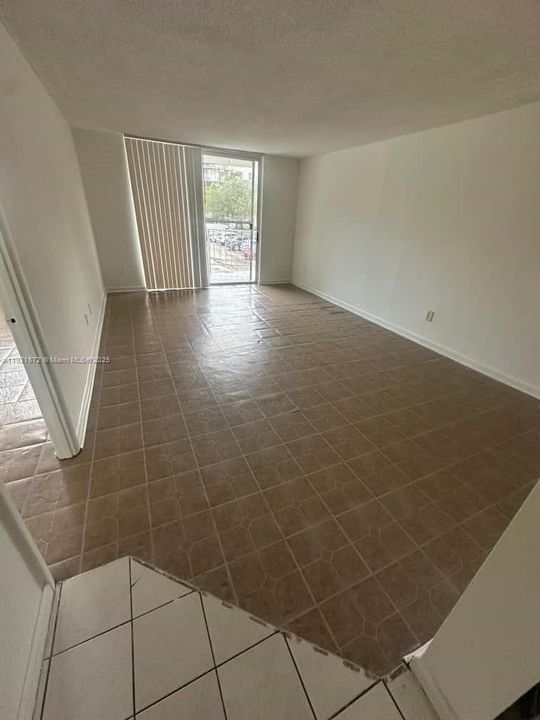 For Sale: $115,000 (1 beds, 1 baths, 826 Square Feet)