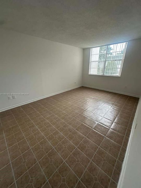 For Sale: $115,000 (1 beds, 1 baths, 826 Square Feet)