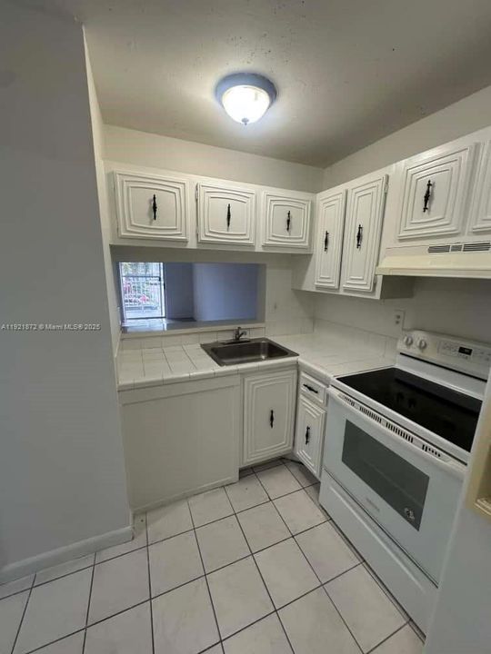 For Sale: $115,000 (1 beds, 1 baths, 826 Square Feet)